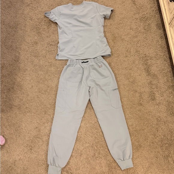 FIGS SCRUBS - Picture 2 of 5